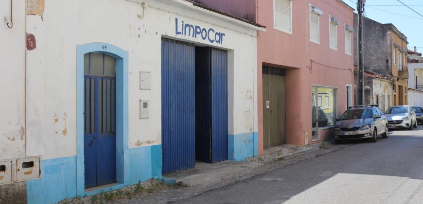 Armazém Amplo C/Afetação Arrecadação e Arrumos No Centro Da Cidade de Rio Maior