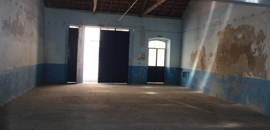 Armazém Amplo C/Afetação Arrecadação e Arrumos No Centro Da Cidade de Rio Maior