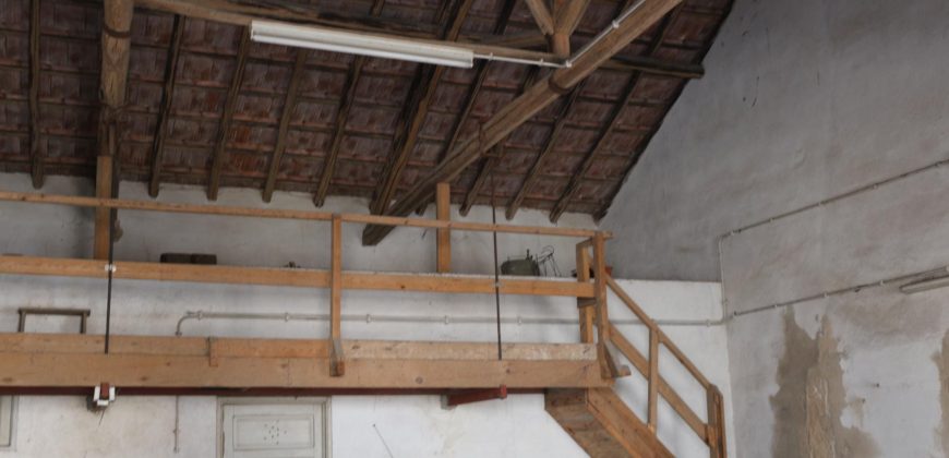 Armazém No Centro Da Cidade De Rio Maior_ Excelente Localização –  C/Afetação Arrecadação e Arrumos