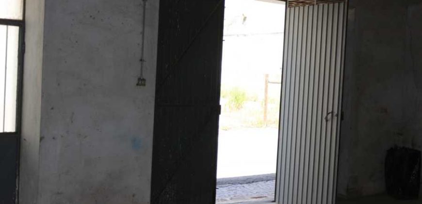 Armazém No Centro Da Cidade De Rio Maior_ Excelente Localização –  C/Afetação Arrecadação e Arrumos
